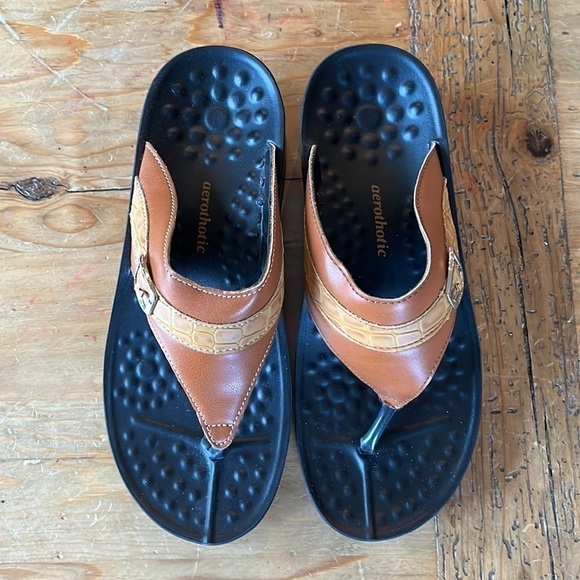 Nwt AEROTHOTIC Arch Support Flip Flips MIRAGE PLATFORM SANDALS Tan 7 - Picture 3 of 10